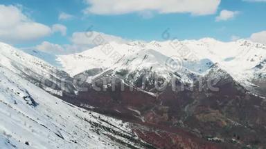 空中：飞越登山者雪山山顶，滑雪观光登山雪山，阿尔卑斯山全景，征服